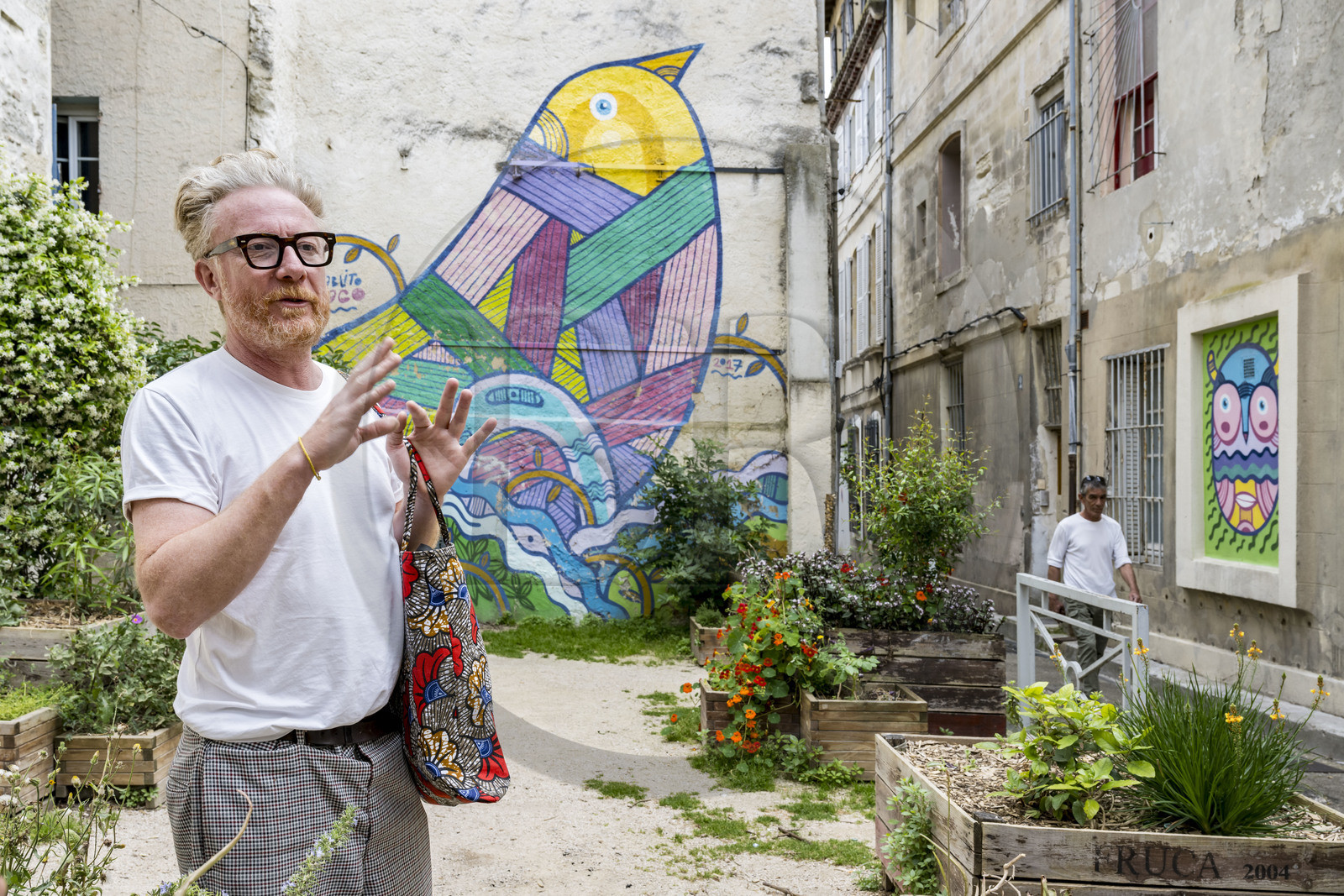 France, Vaucluse (84), Avignon, l'artiste grapheur Pablito Zago devant la peinture murale de l’oiseau qu'il a réalisé, fondateur de l’association le Cartel et de l’atelier Shed