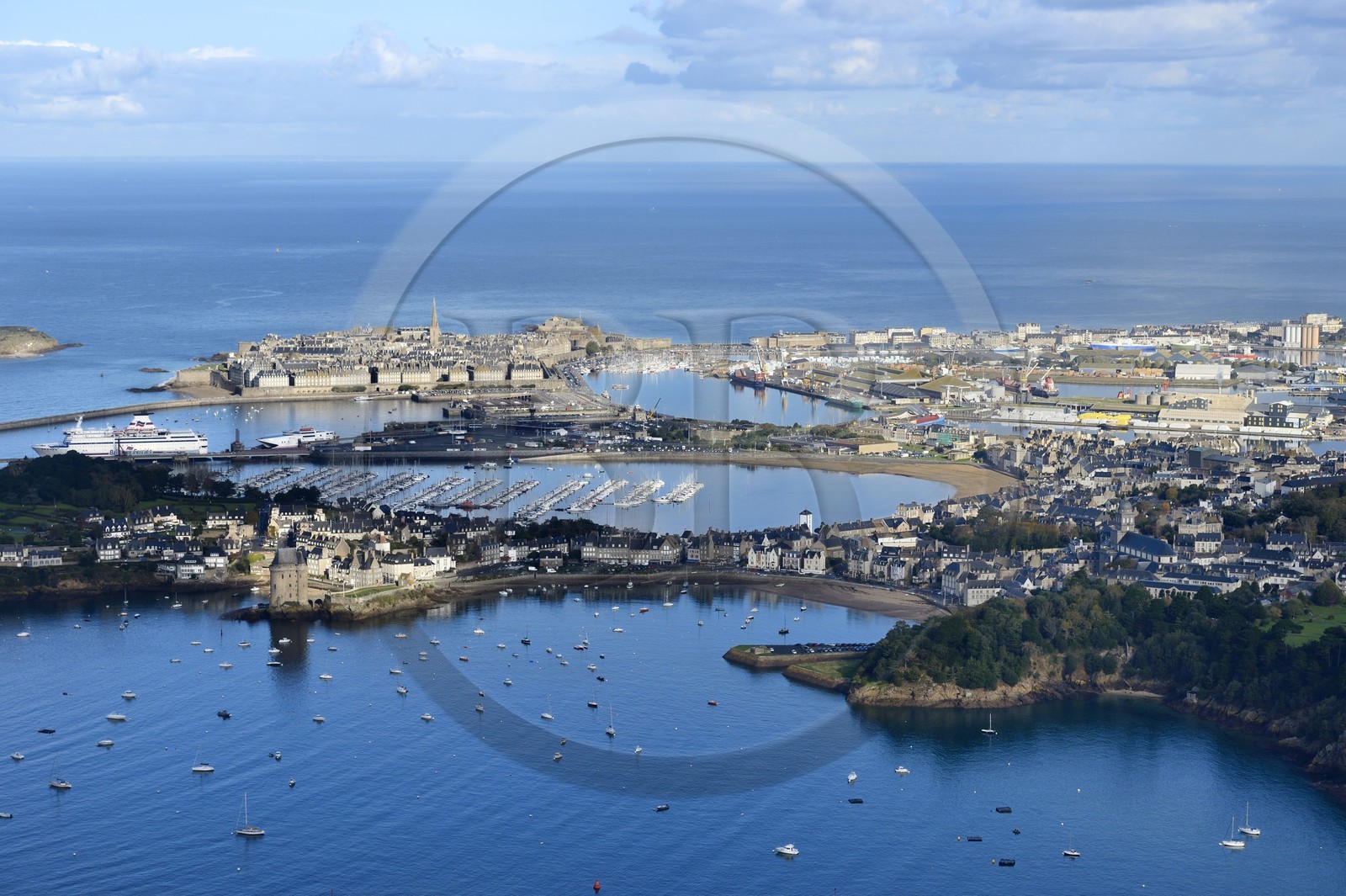 France, Ille-et-Vilaine (35), côte d'émeraude, la vieille ville fortifiée de Saint-Malo à l'abris de ses remparts, le port et la Tour Solidor du quartier Saint-Servan construite en 1382 qui abrite le Musée international du Long-Cours Cap-Hornier au premier plan (vue aérienne)