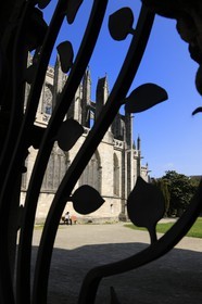 France, Finistère (29), Quimper, la cathédrale Saint-Corentin, jardin du musée départemental breton