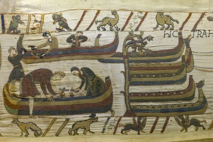 France, Calvados (14), Bayeux, musée de la tapisserie, tapisserie de Bayeux, la tapisserie dite de la Reine Mathilde classée Mémoire du monde par l'UNESCO qui raconte l'invasion de l'angleterre par Guillaume Le Conquérant, drakkar