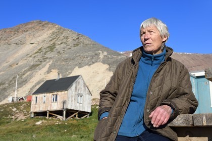 Groenland, cote Nord-Ouest, Murchison sound au nord de la baie de Baffin, Siorapaluk, village le plus septentrional du Groenland, la française Jocelyne Ollivier-Henry qui vit dans ce village de 45 habitants et sa maison en arrière plan