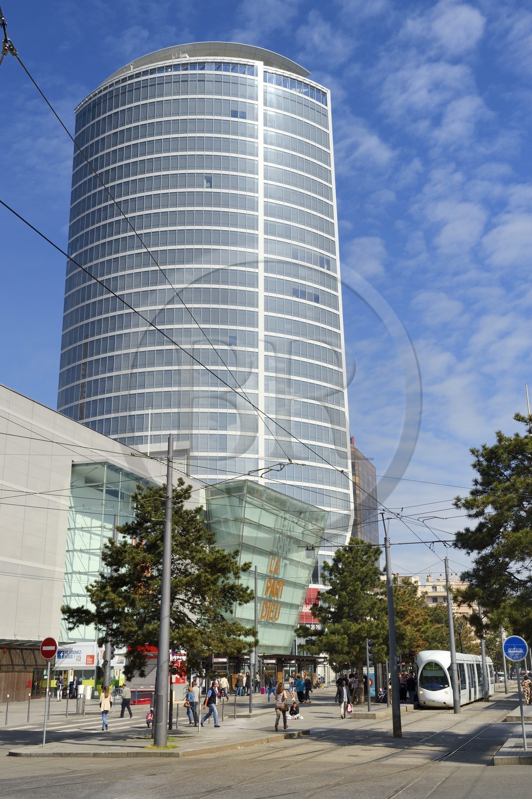France, Rhône (69), Lyon, quartier de la Part-Dieu, le centre commercial de la Part-Dieu et le gratte-ciel de la Tour Oxygène