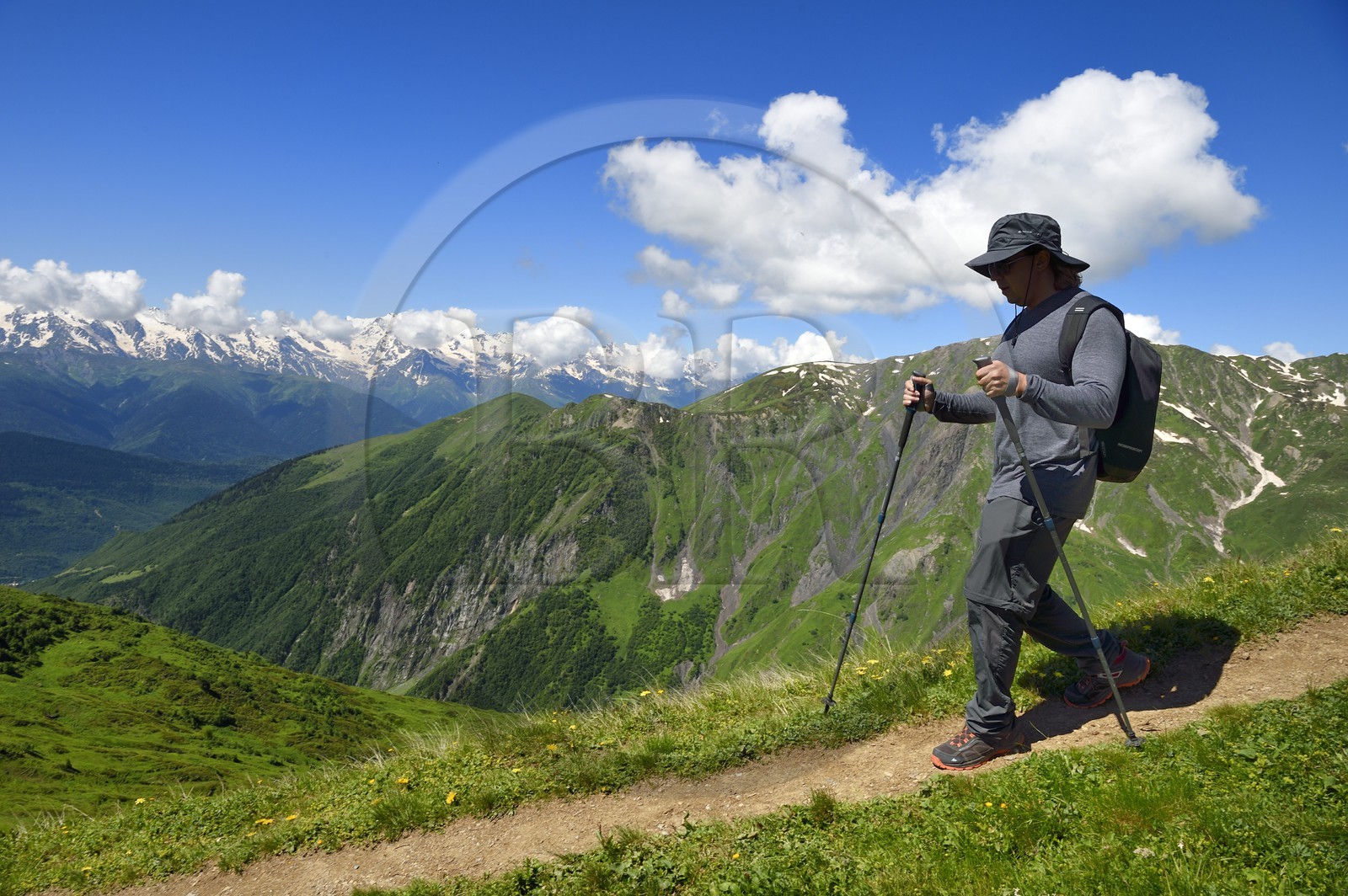 Géorgie, Haute Svanétie (Zemo Svaneti), Mestia, randonneur sur les contrefort du mont Ouchba (Ushba) revenant de Guli pass